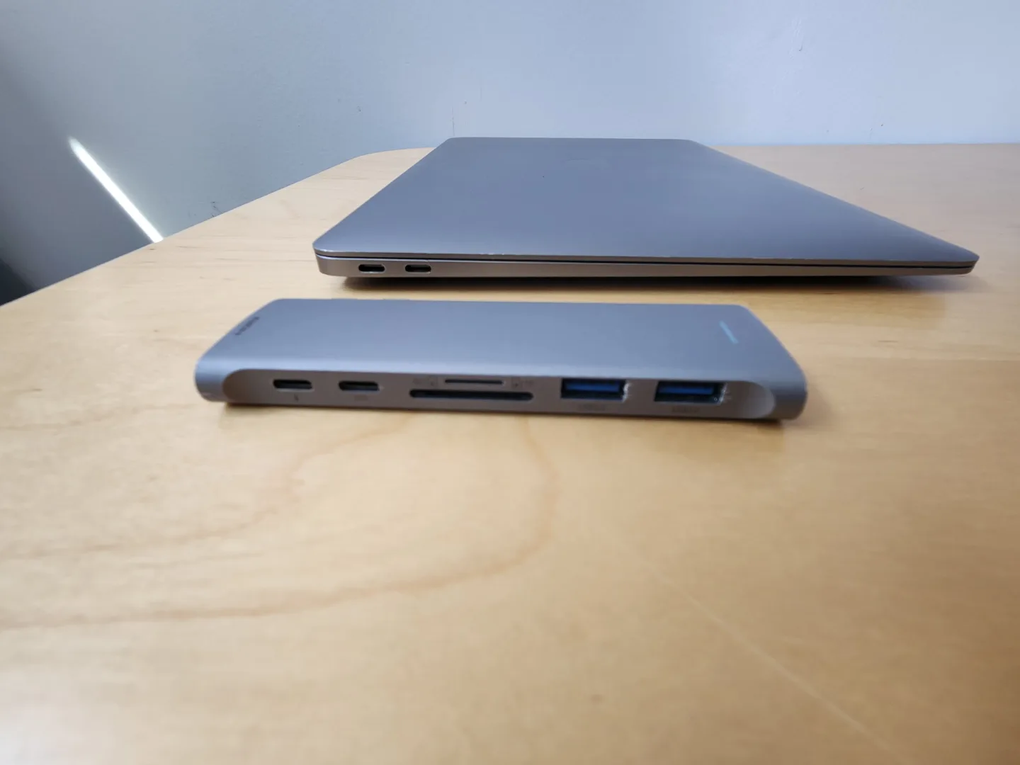 (Excellent) MacBook Air M1 13-inch 2020 + USB-C Hub image indicator(2)