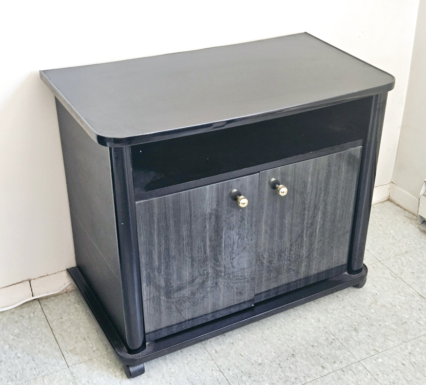 Black Wooden TV Stand On Wheels💚