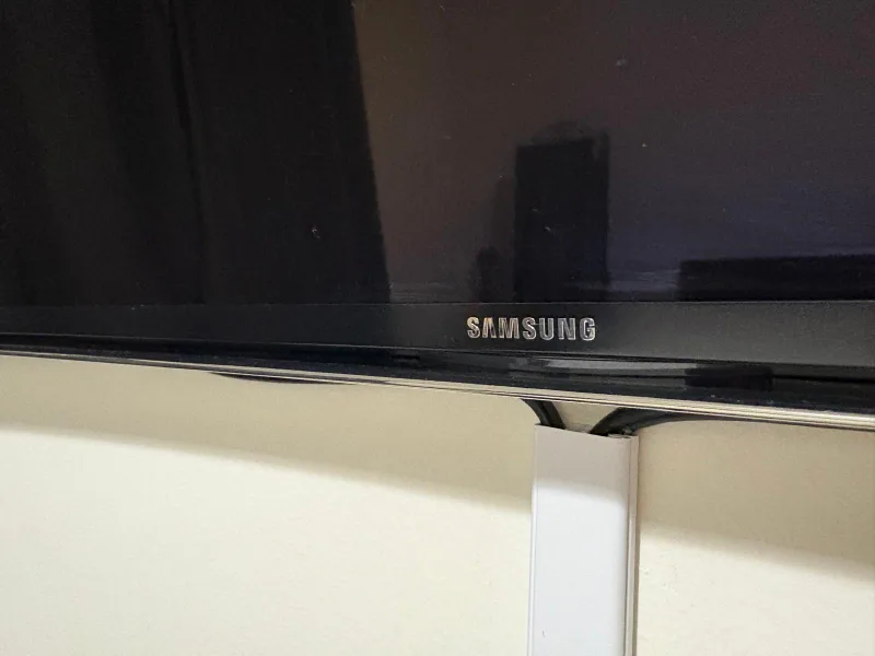 Samsung 55'' Curved Smart TV – Wall Mountable" image indicator(2)