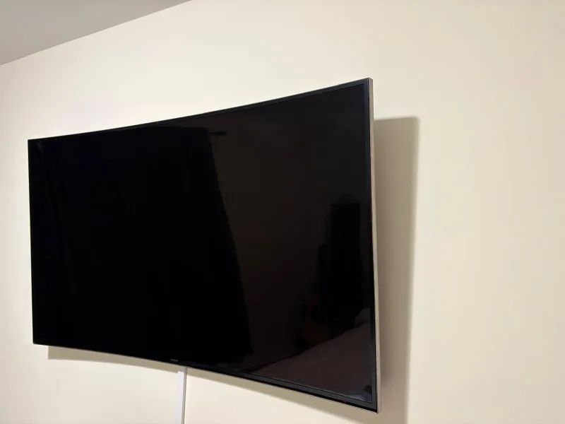 Samsung 55'' Curved Smart TV – Wall Mountable" image indicator(3)