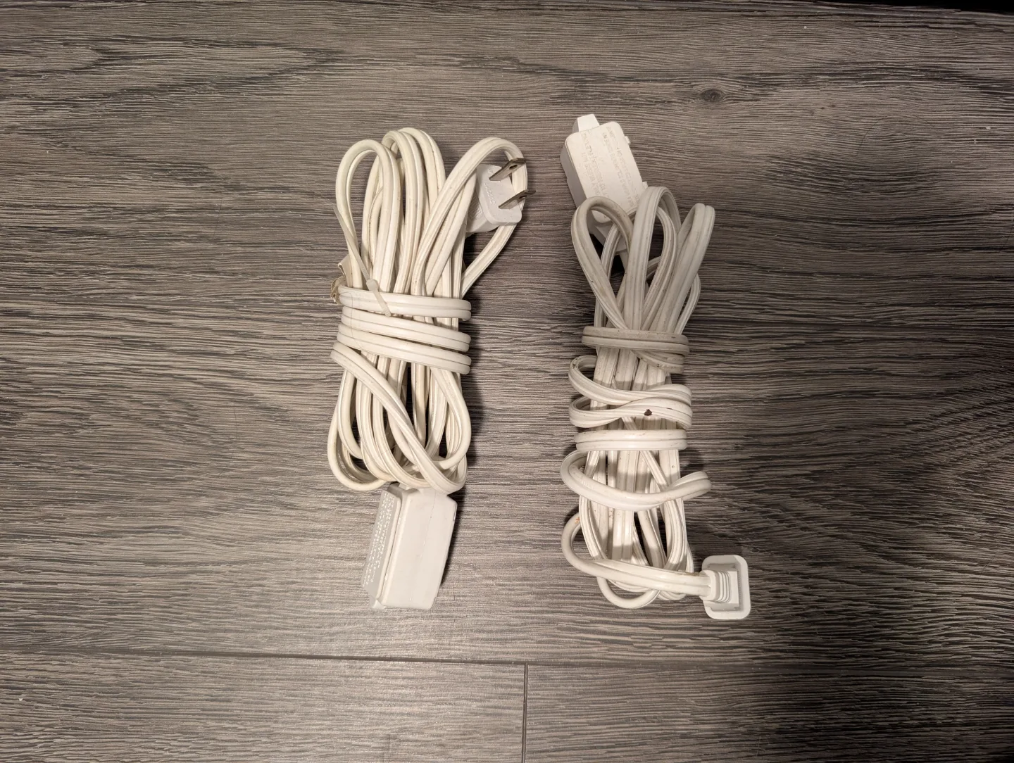 💚 Two White Electrical Extension Cords thumbnail