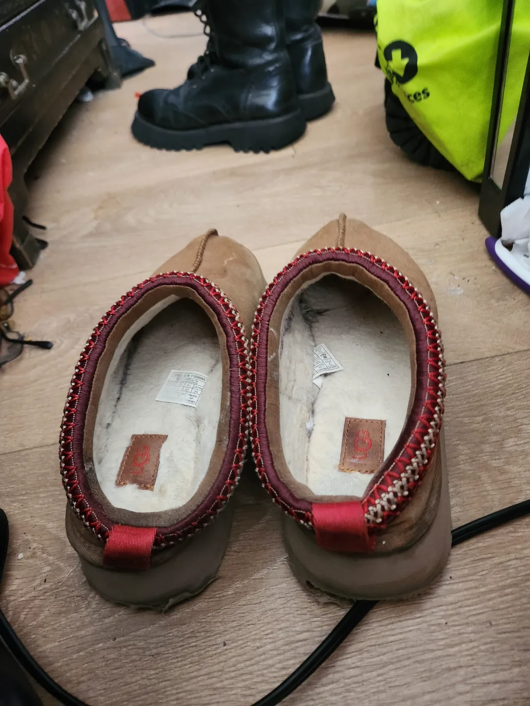 UGG Chestnut Slippers image indicator(2)