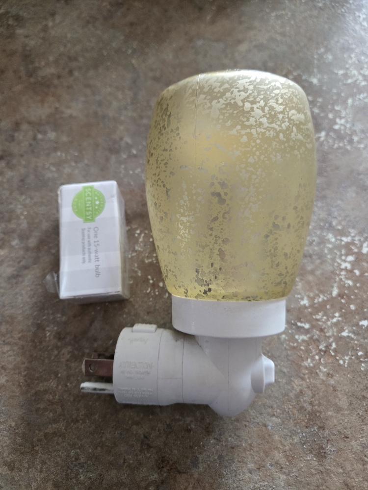 Scentsy Nightlight with 15 Wax Melts & Bulb