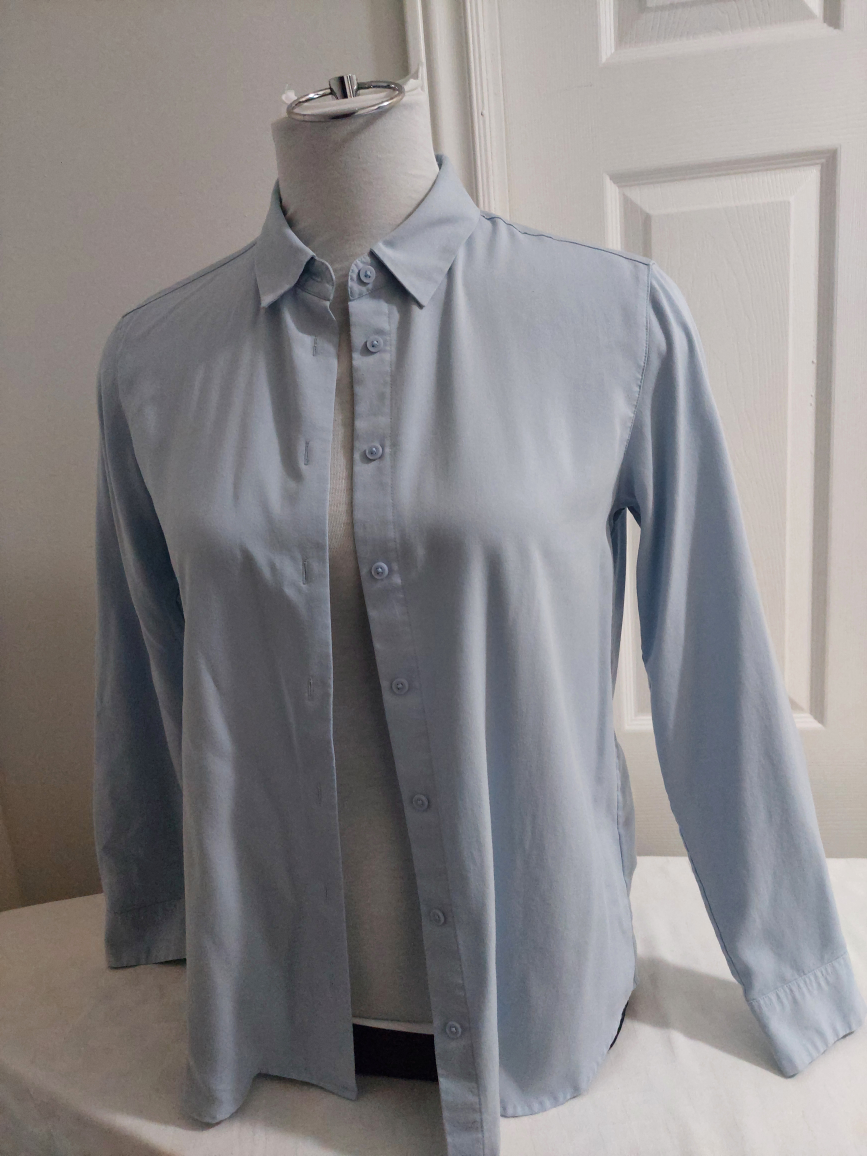 UNIQLO Women's Light Blue Long Sleeve Button-Down Shirt 💚
