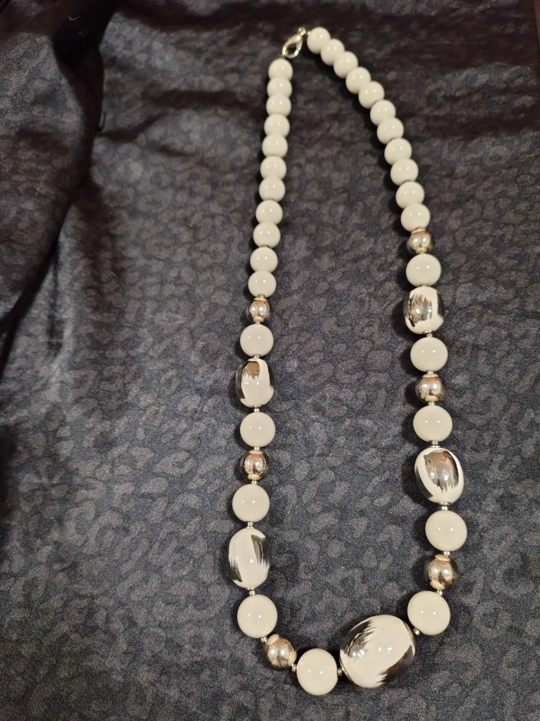 Elegant White Beaded Necklace thumbnail