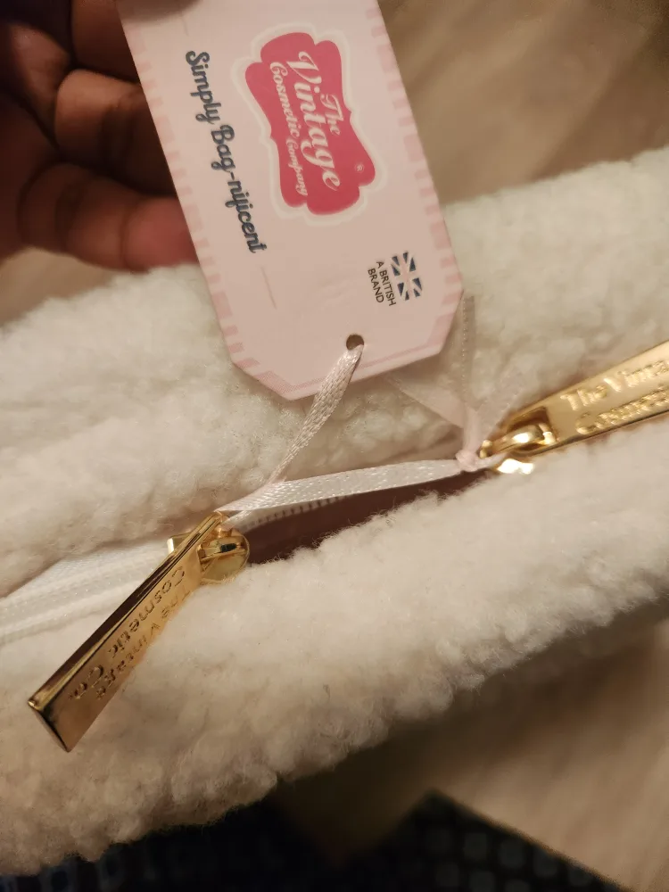 The Vintage Company Fluffy Cosmetic Bag 💚 image indicator(3)