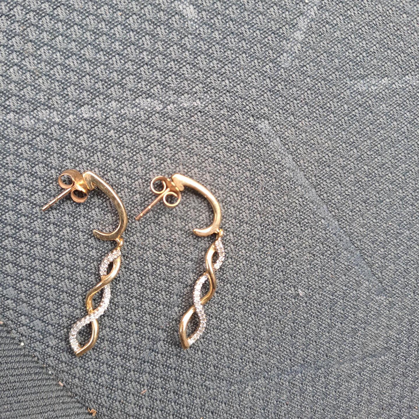 10k gold + diamond earring (from peoples jewellers)