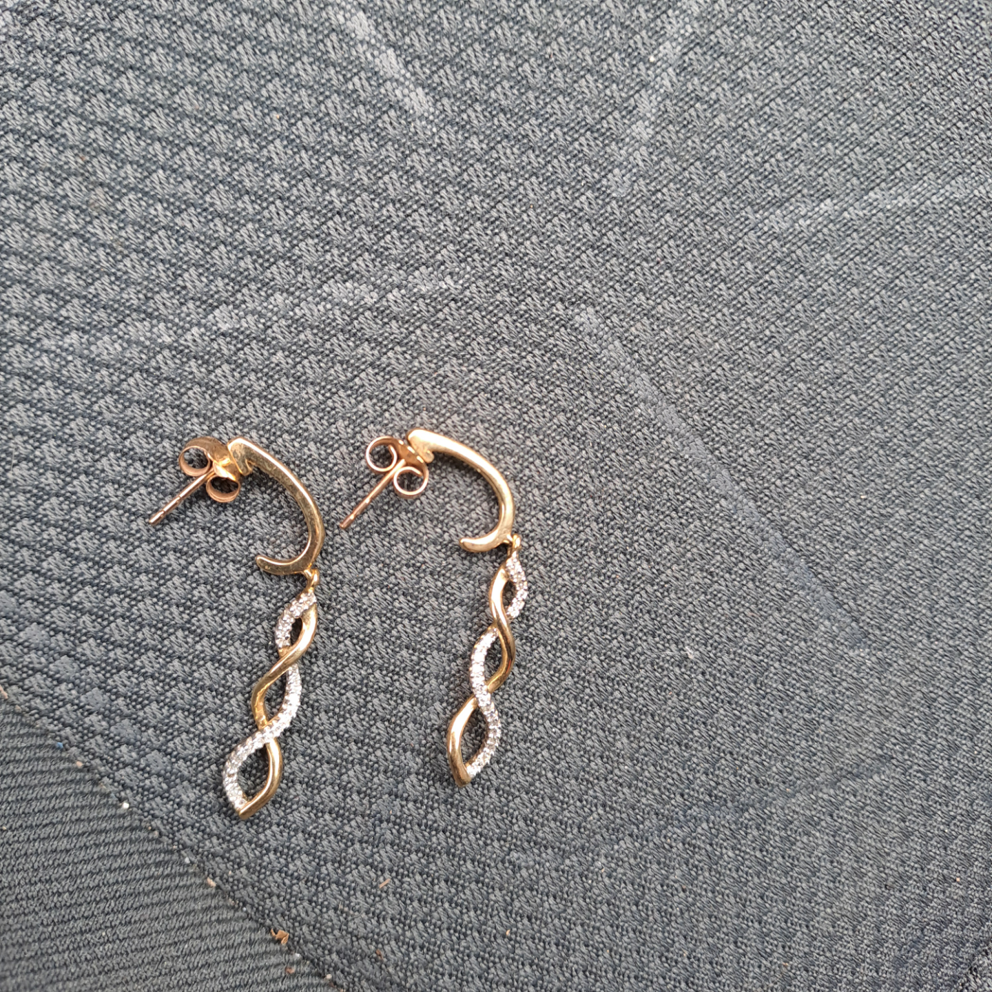 10k gold + diamond earring (from peoples jewellers) - photo 2