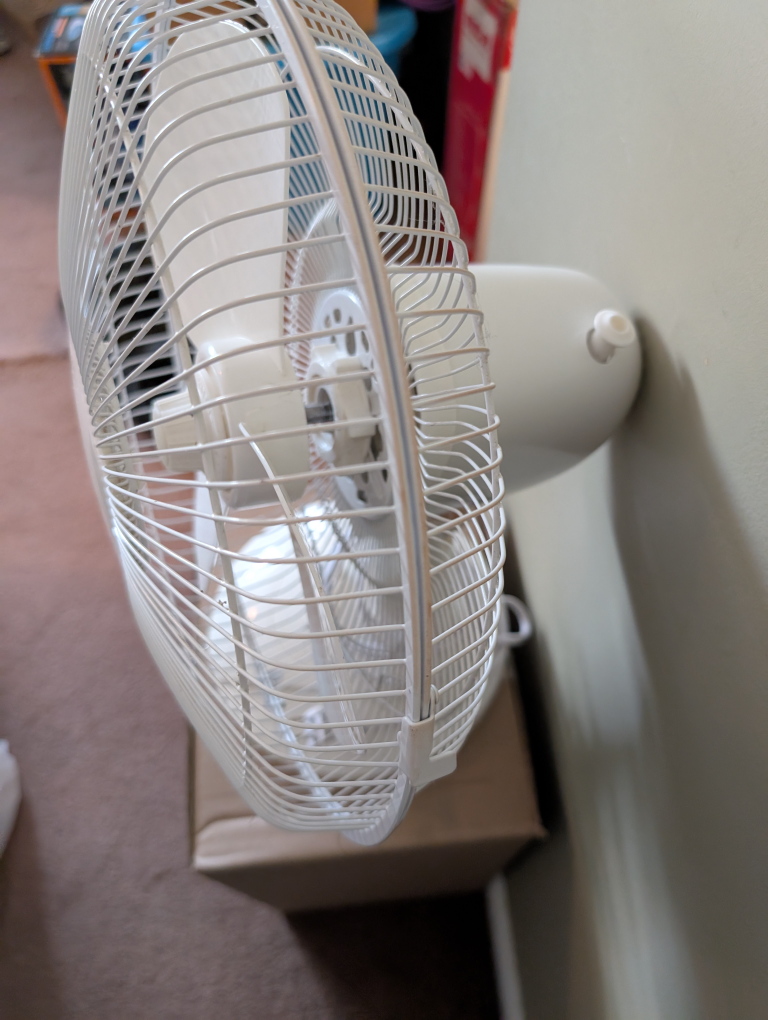 Pelonis 9-Inch White Oscillating Desk Fan - photo 2