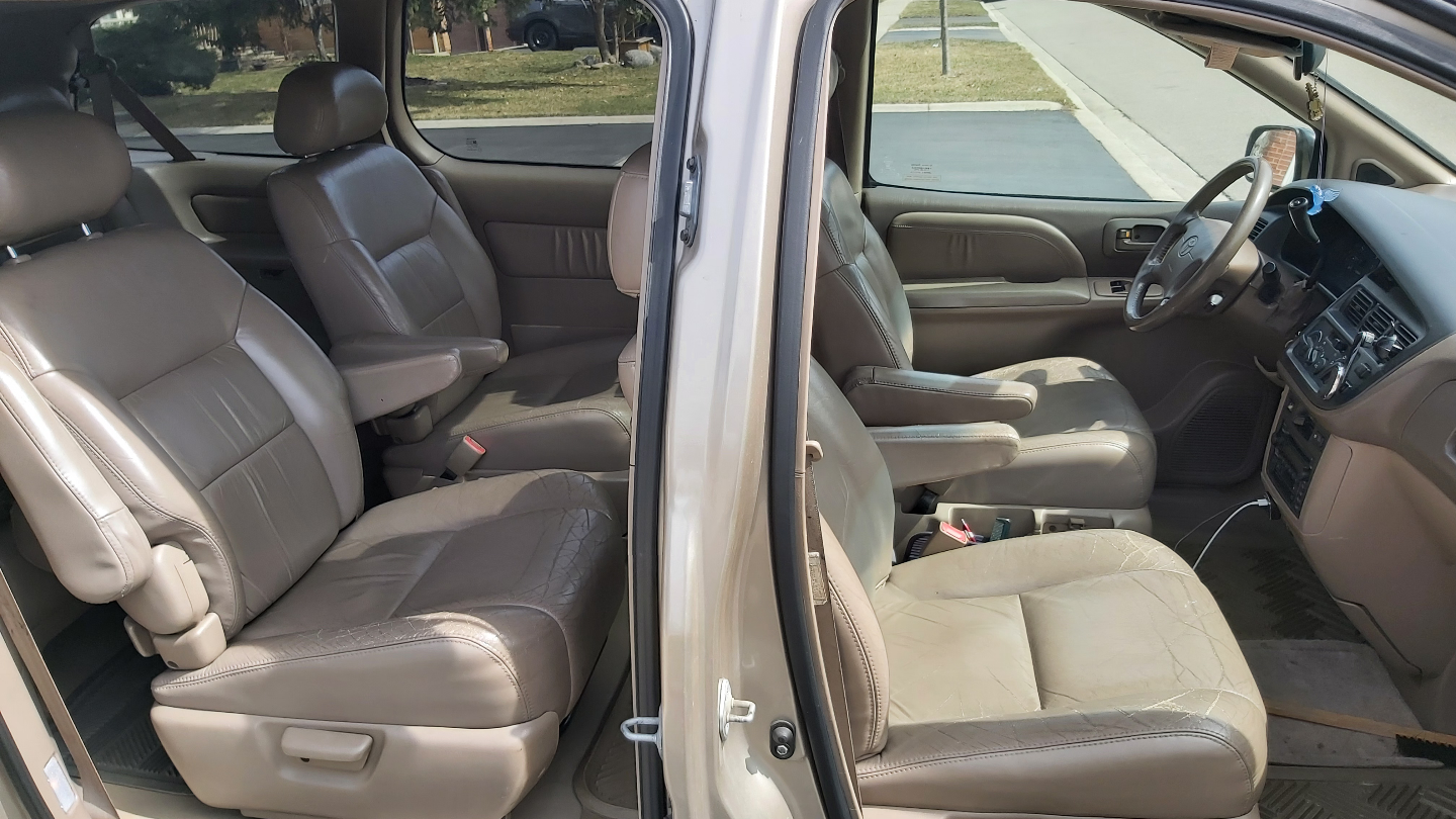 2000 Toyota Sienna Minivan - photo 2