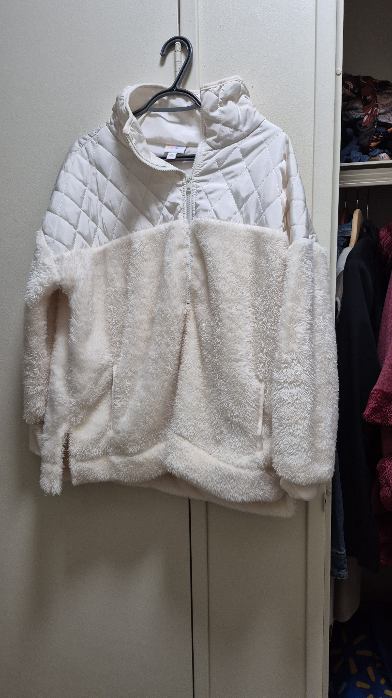 Cream-coloured quilted and furry zip-up jacket