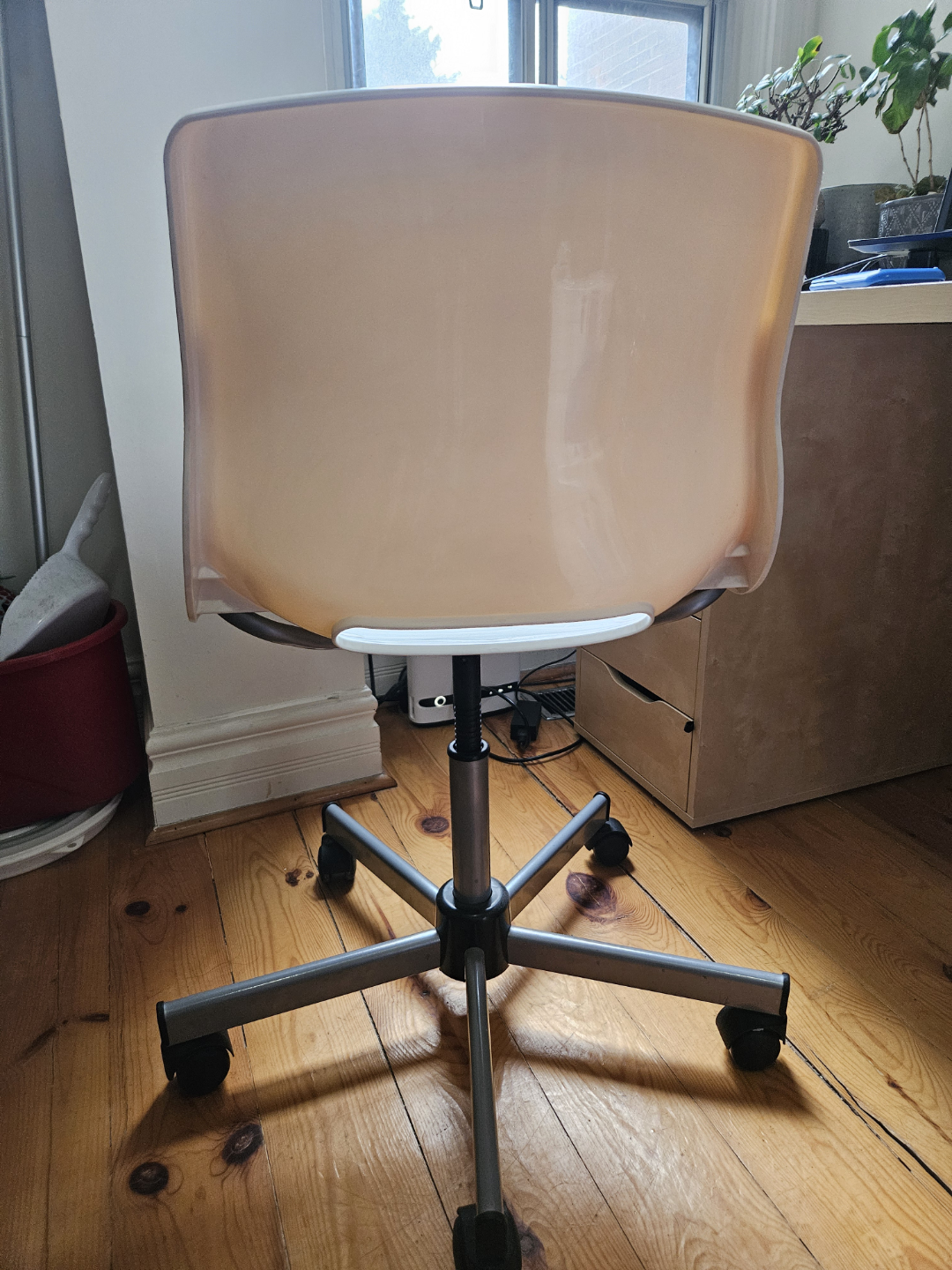 White Plastic Swivel Chair - photo 4