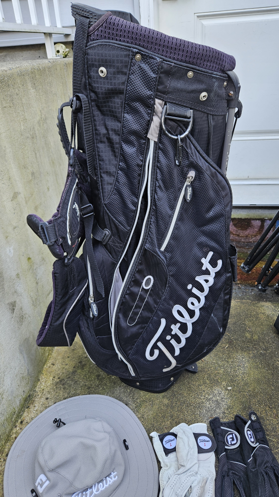 Titleist Golf Bag, Gloves, Hat & Book Bundle - photo 3