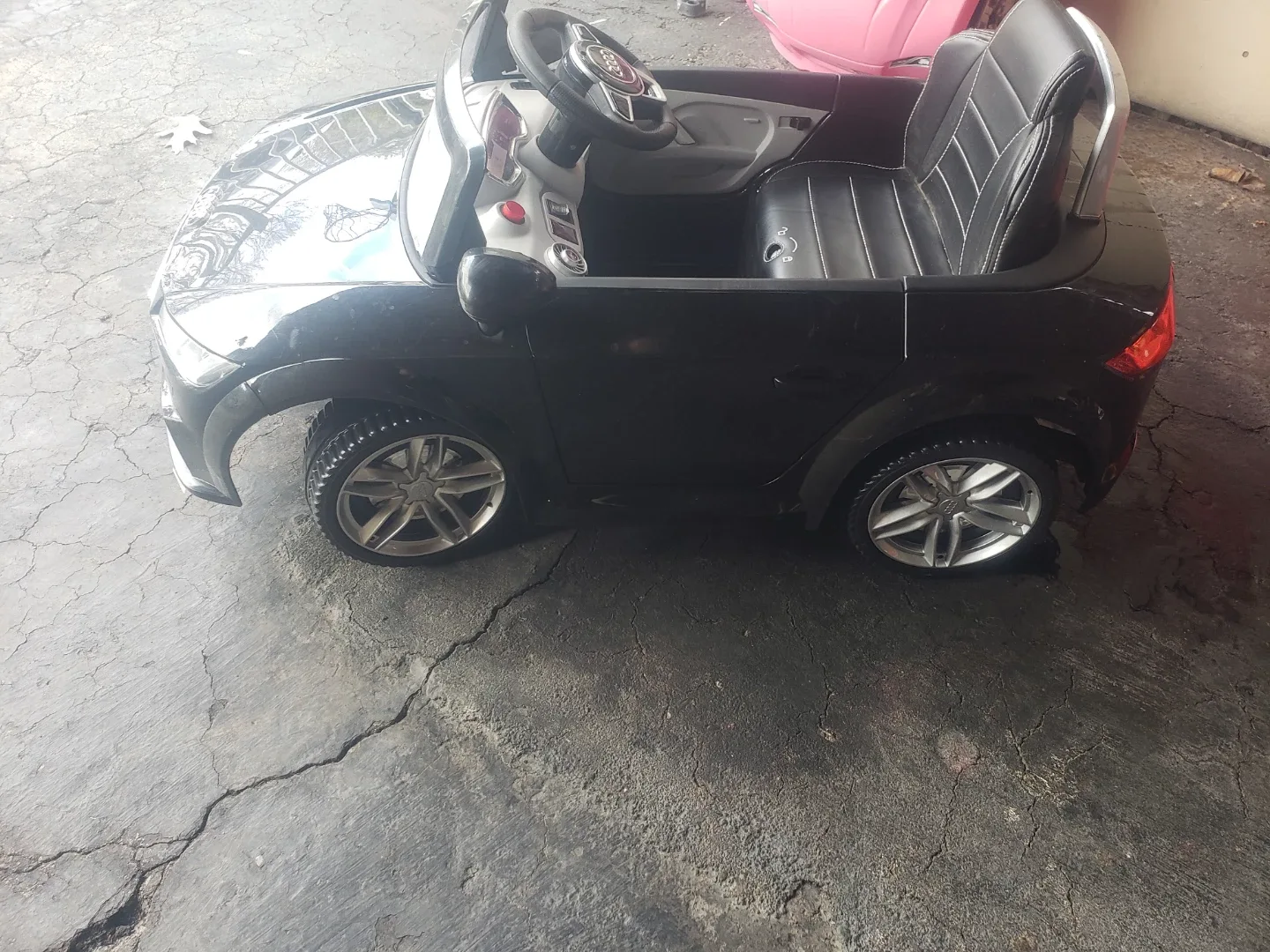 Kids' Ride-on Audi TT Roadster Toy Car image indicator(2)