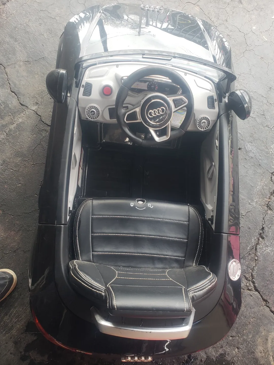 Kids' Ride-on Audi TT Roadster Toy Car image indicator(4)