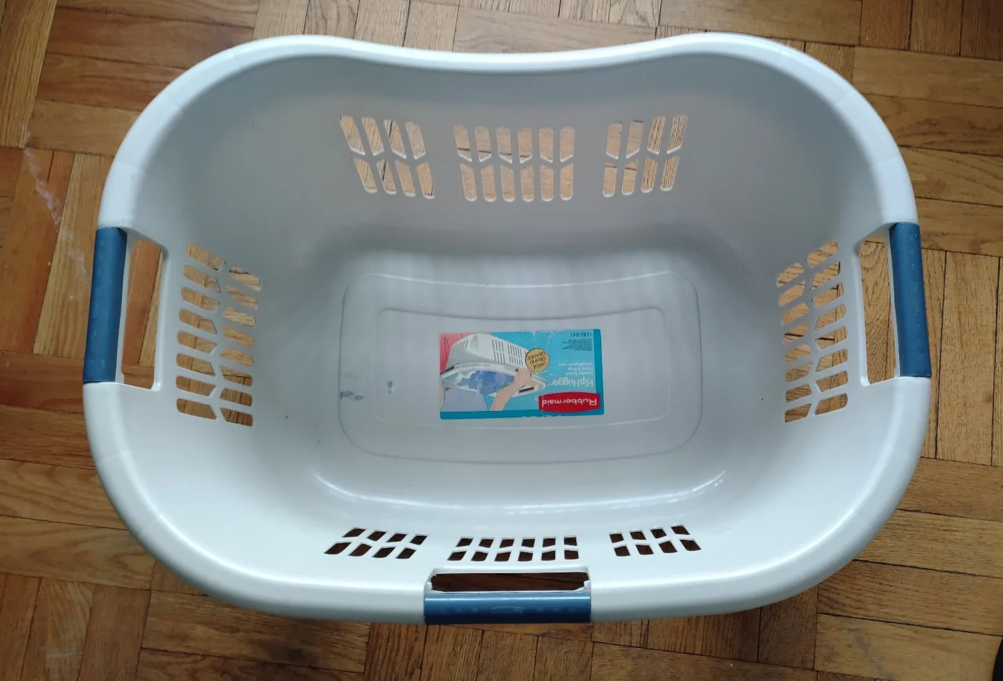 Rubbermaid HipHugger Large Laundry Basket image indicator(3)