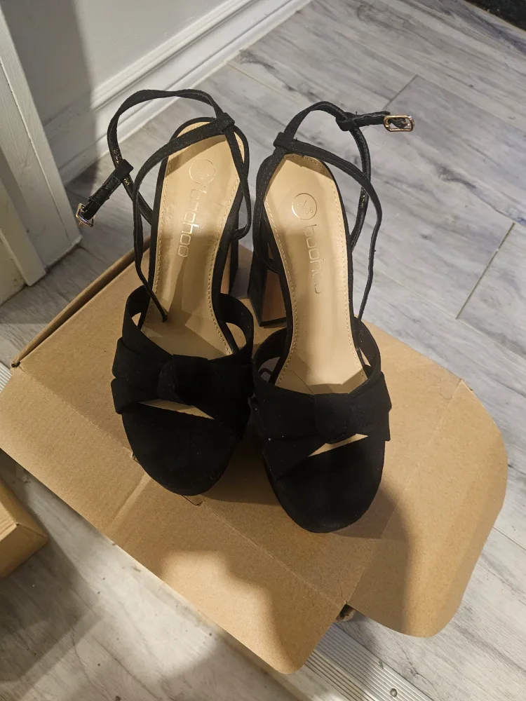 Boohoo Black Bow Platform Heels image indicator(2)