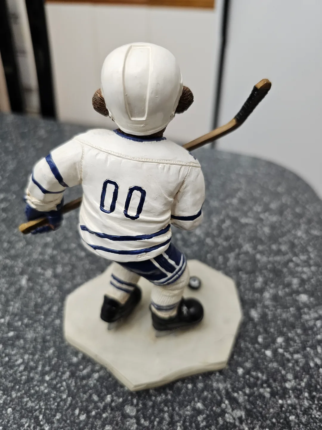 Toronto Maple Leafs Hockey Bear Figurine image indicator(2)