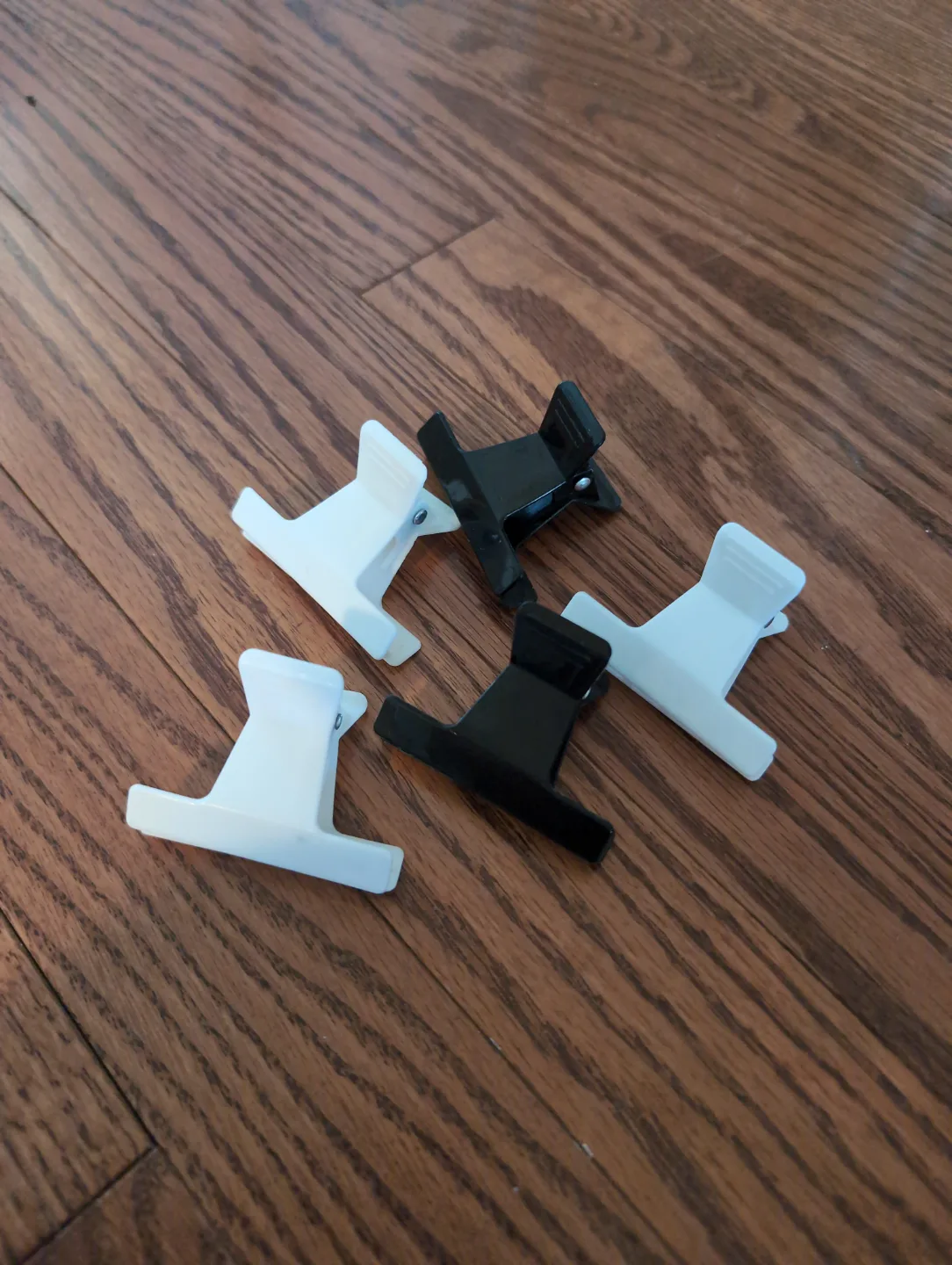 FREE | Plastic Hair Clips (5) thumbnail