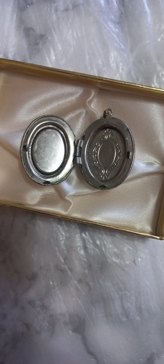 Oval Locket Pendant Necklace - photo 2