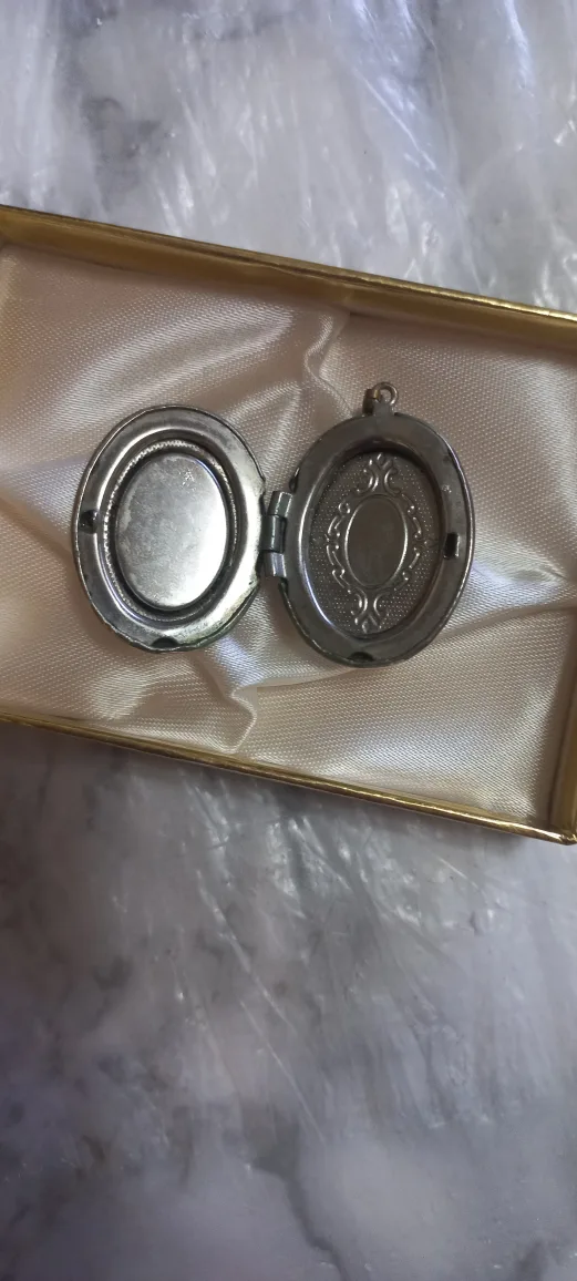 Oval Locket Pendant Necklace image indicator(2)