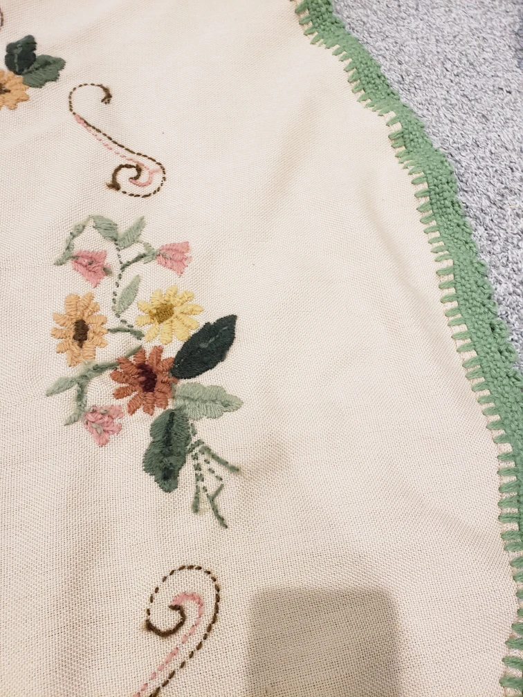 Vintage embroidered round tablecloth - photo 2
