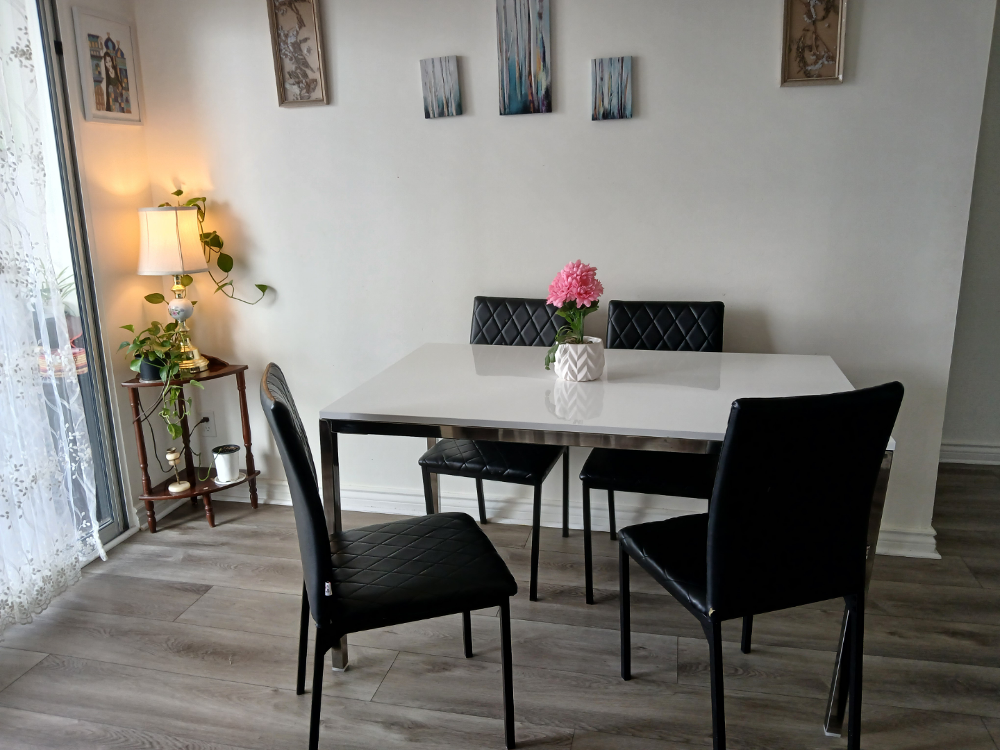 Modern White Dining Table .