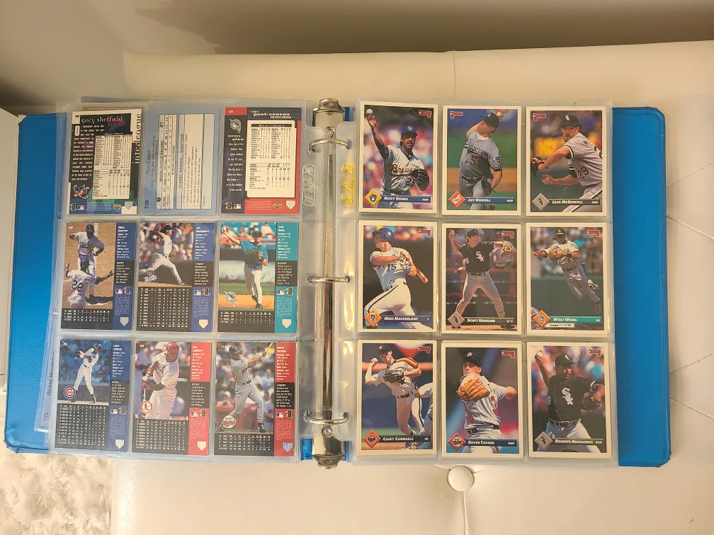 🇨🇦 Hockey 🏒  and Baseball ⚾️ card Albums - best offer image indicator(2)