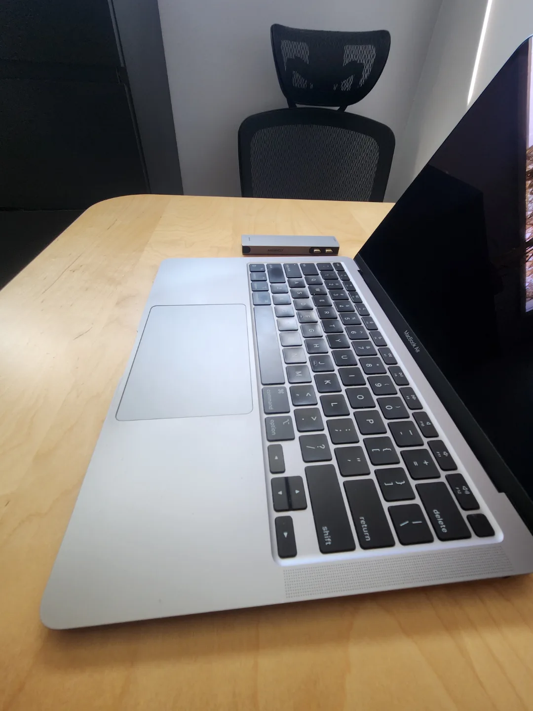 (Excellent) MacBook Air M1 13-inch 2020 + USB-C Hub image indicator(4)