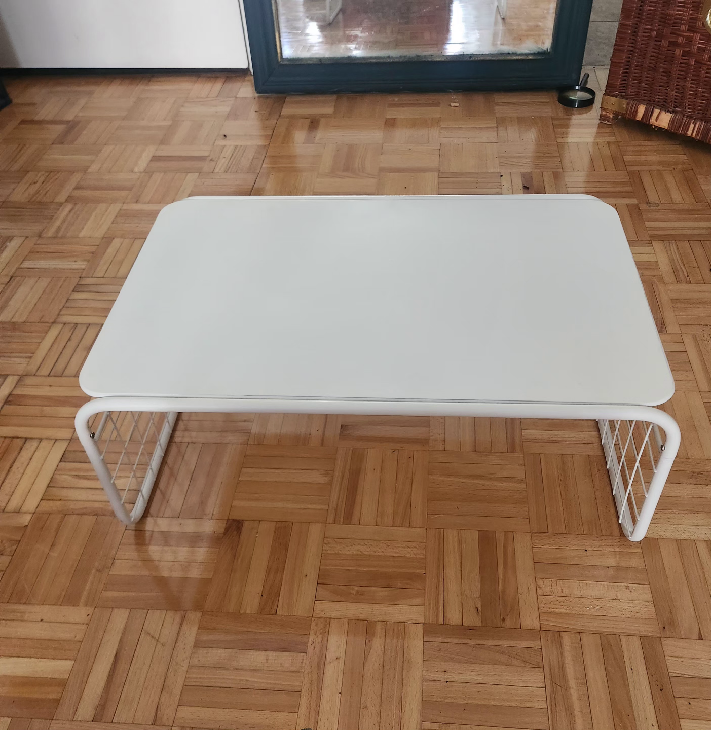 Free Nota White Metal Coffee Table