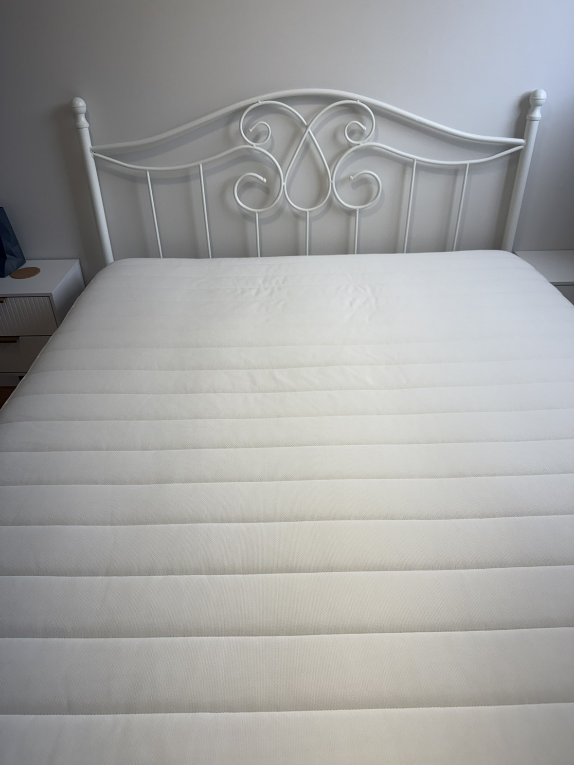 Queen size bed frame with the mattress - photo 4