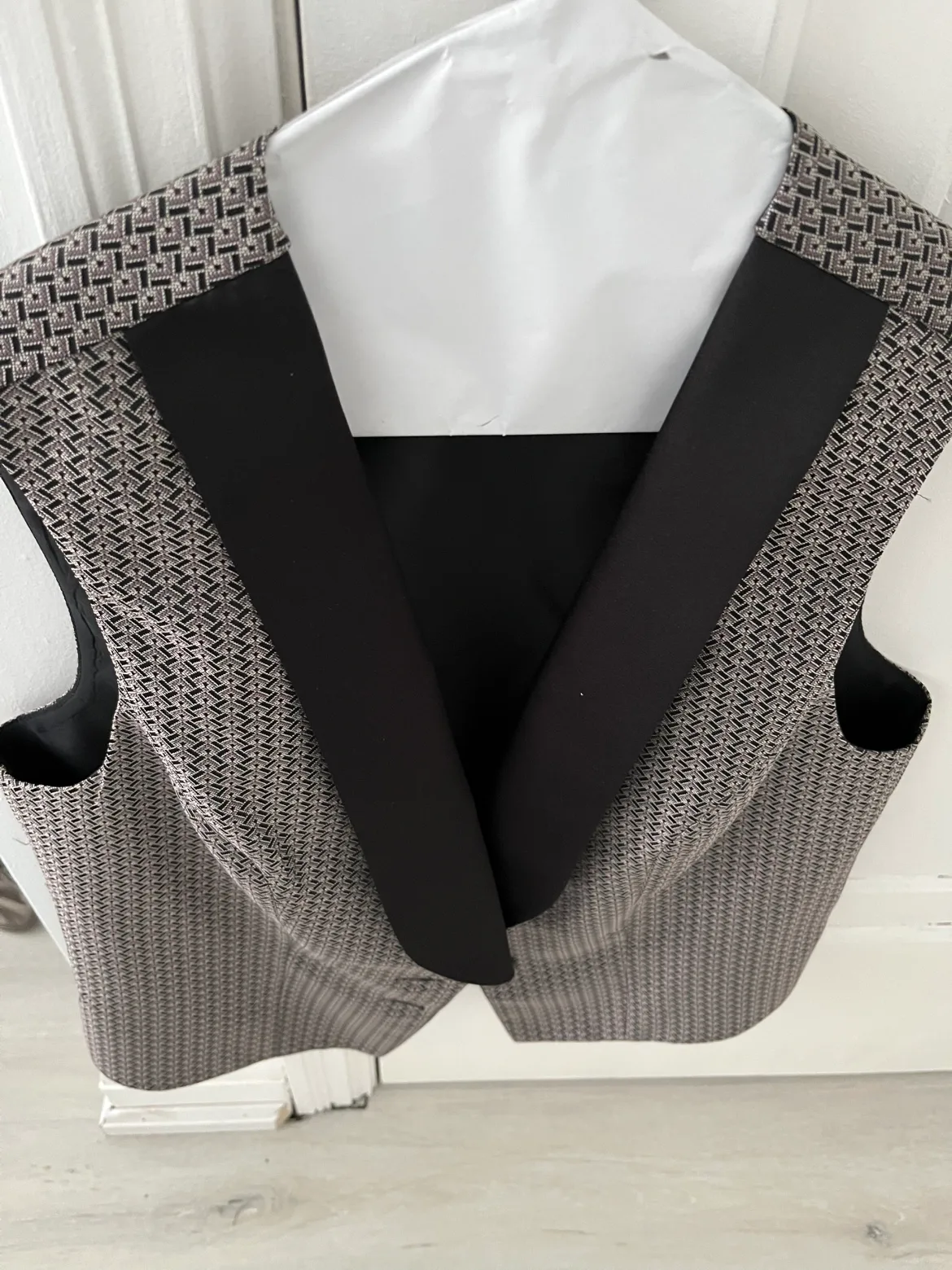 Stylish Sleeveless Vest, Size M image indicator(2)