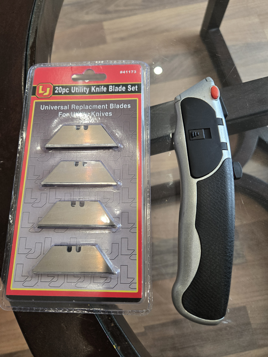 LJ Utility Knife with 20 Replacement Blades