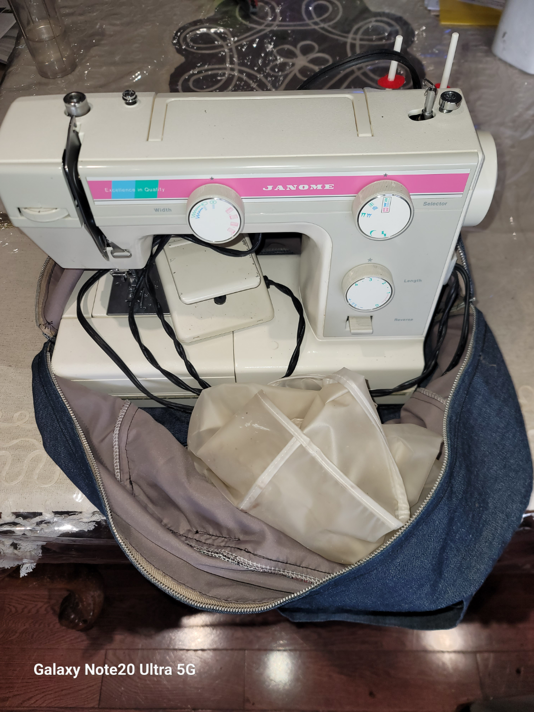 Janome Sewing Machine with Carrying Case - photo 2