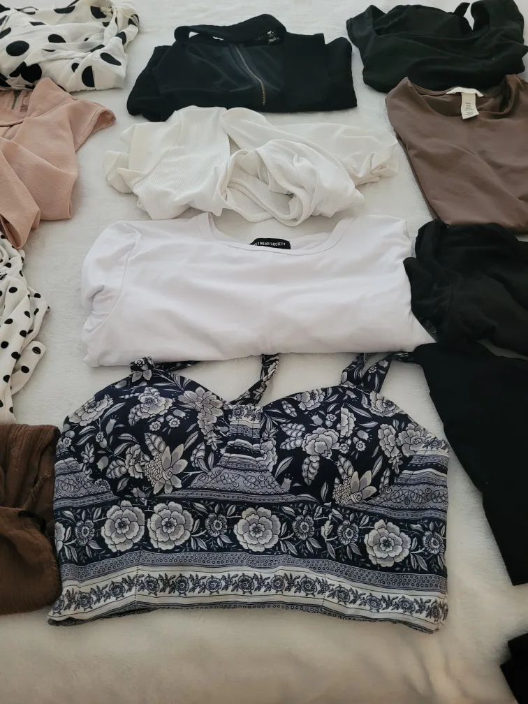 Bundle of 15 Women's Tops all for 30$ image indicator(3)