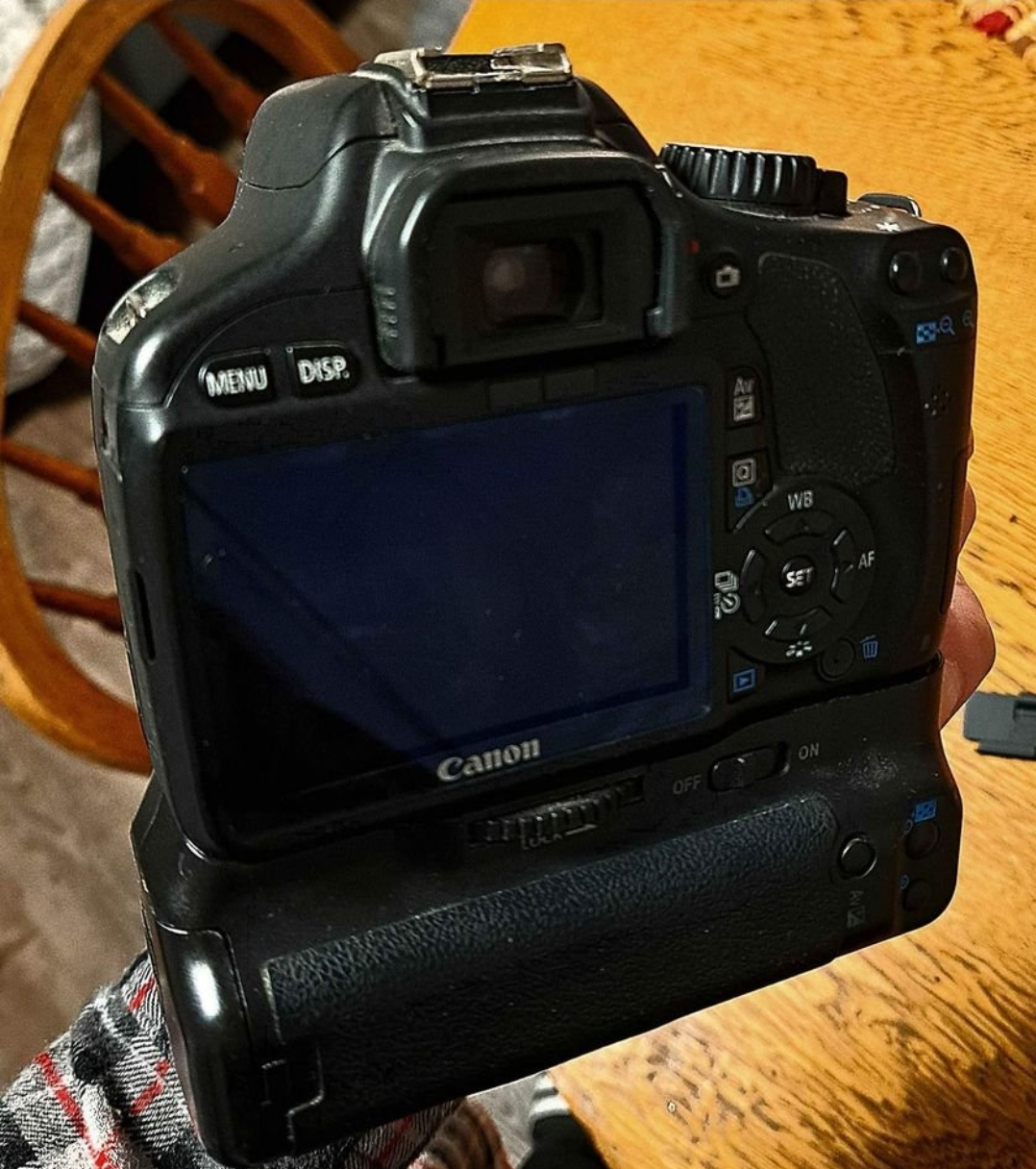 Canon Rebel T2i & Battery Pack + 3 Batteries | No Charger - photo 5