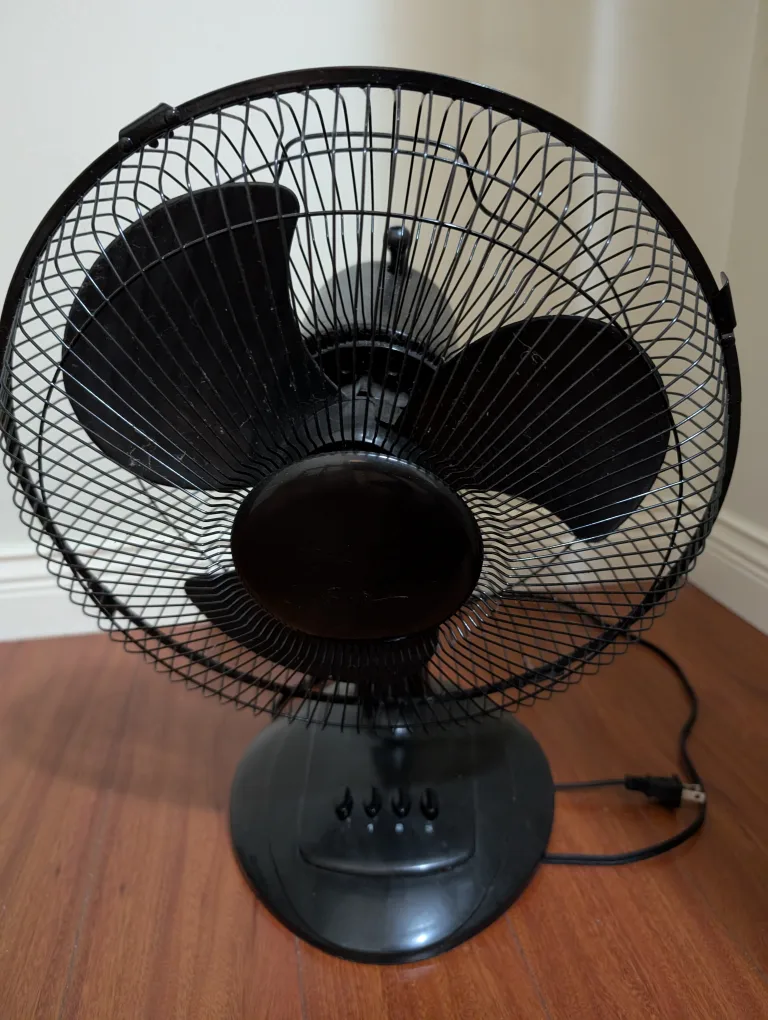 Black Oscillating Desk Fan thumbnail