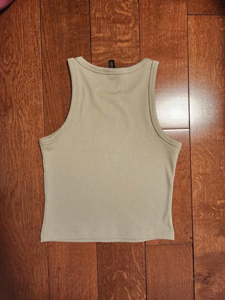 Light olive cropped tank image indicator(3)