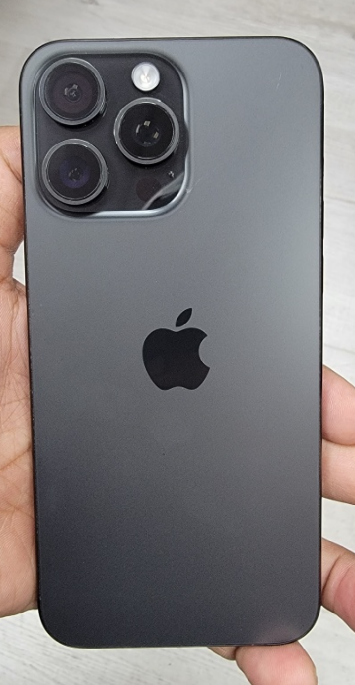 Like New iPhone 15 Pro Max - 256GB - Black Titanium! - photo 3