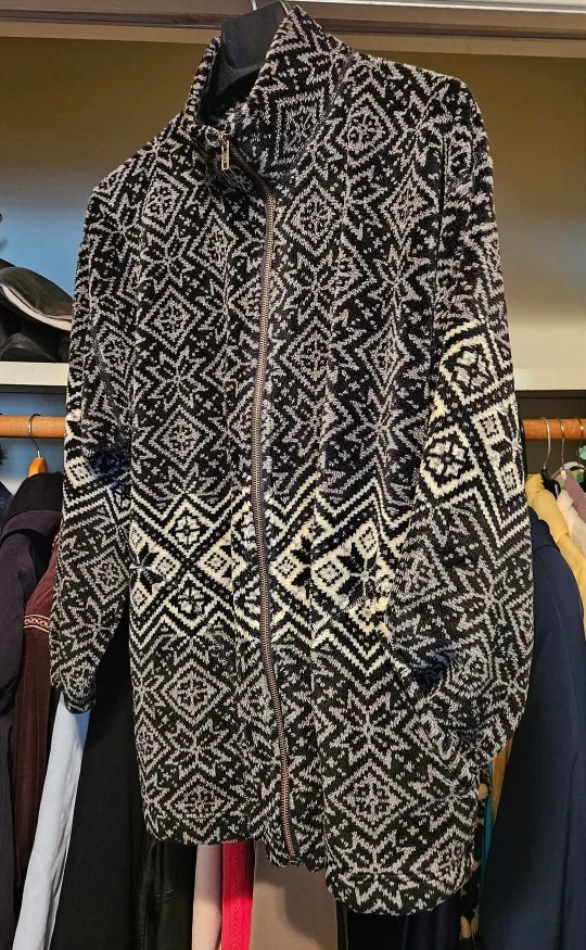 Women's Black and White Fleece Jacket image indicator(7)