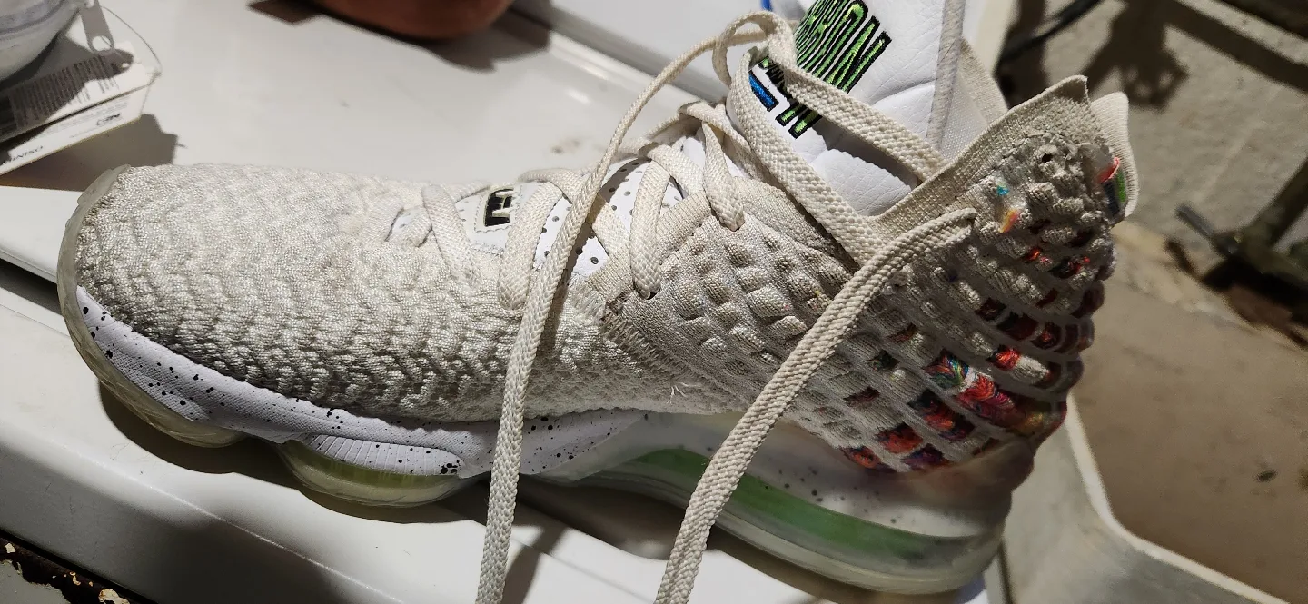 LeBron Witness 5 basketball shoes size 9 image indicator(2)