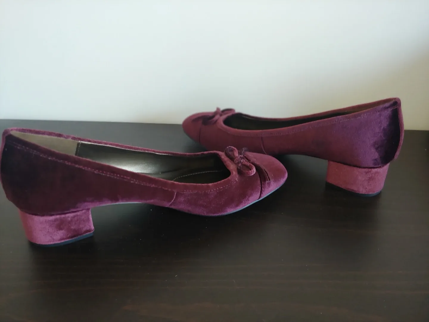 Bandolino Cranberry Velvet Block Heel Shoes-size 7 image indicator(6)