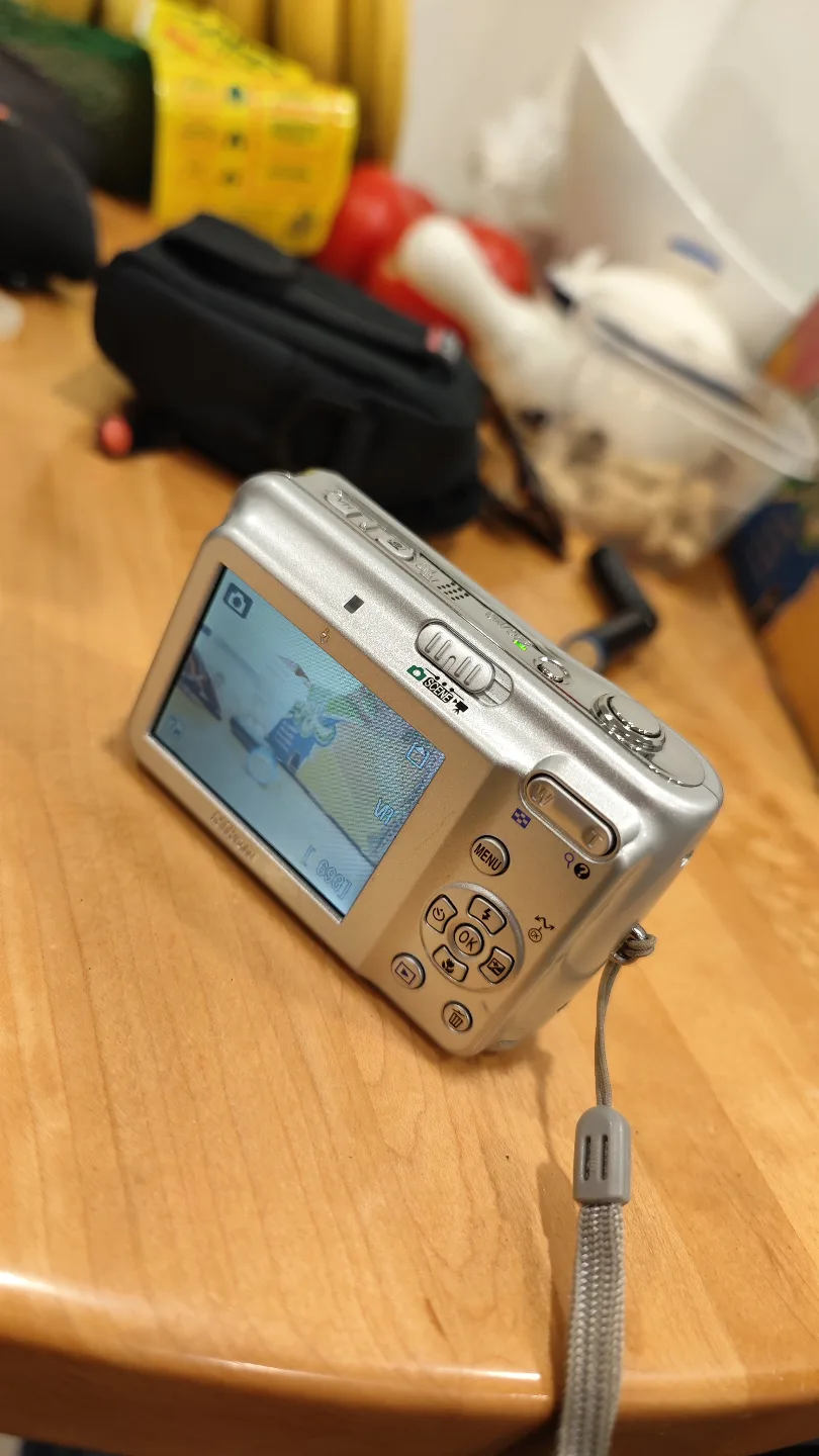 Canon Coolpix 7.2 MP digital camera thumbnail