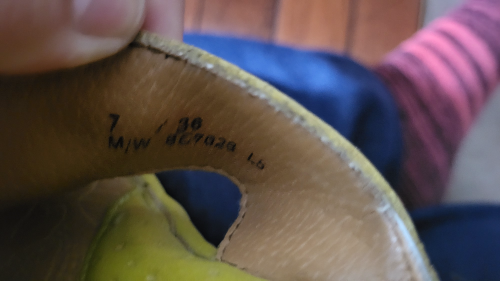 b.o.c. Women's Lime Green Leather Wedge Sandals - Size 7 - photo 3