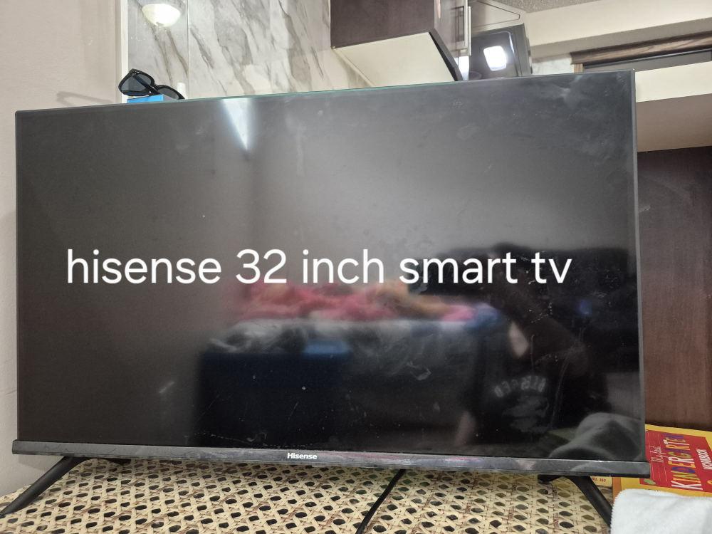urgent moving sale..Hisense 32 inch Smart TV with Remote - photo 3