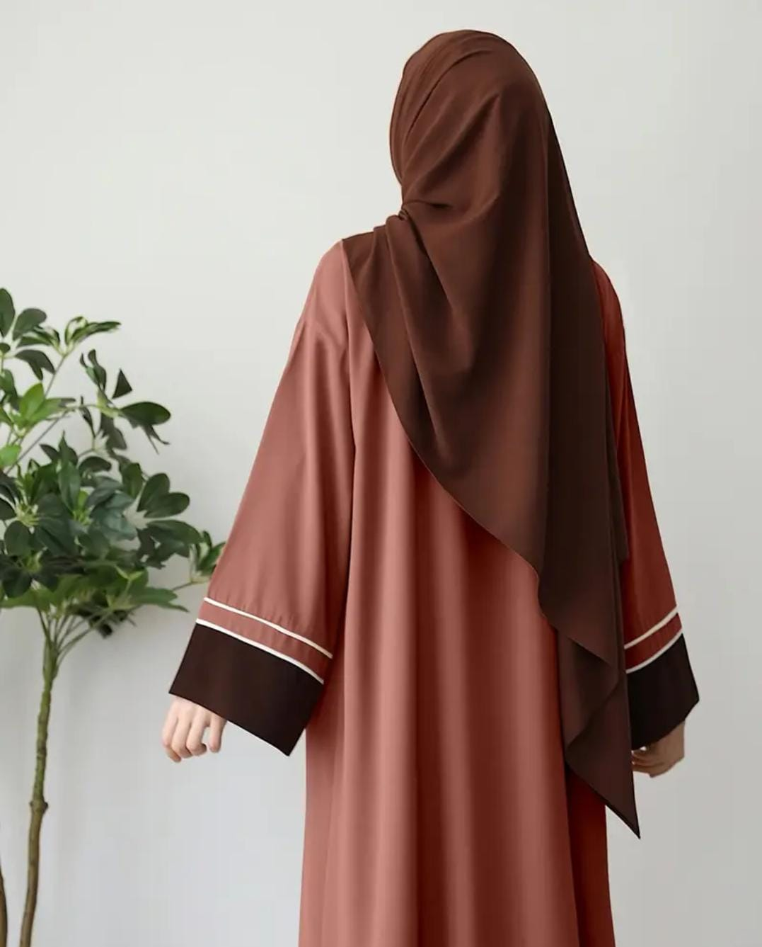 Elegant Abaya with Brown and White Trim - photo 2