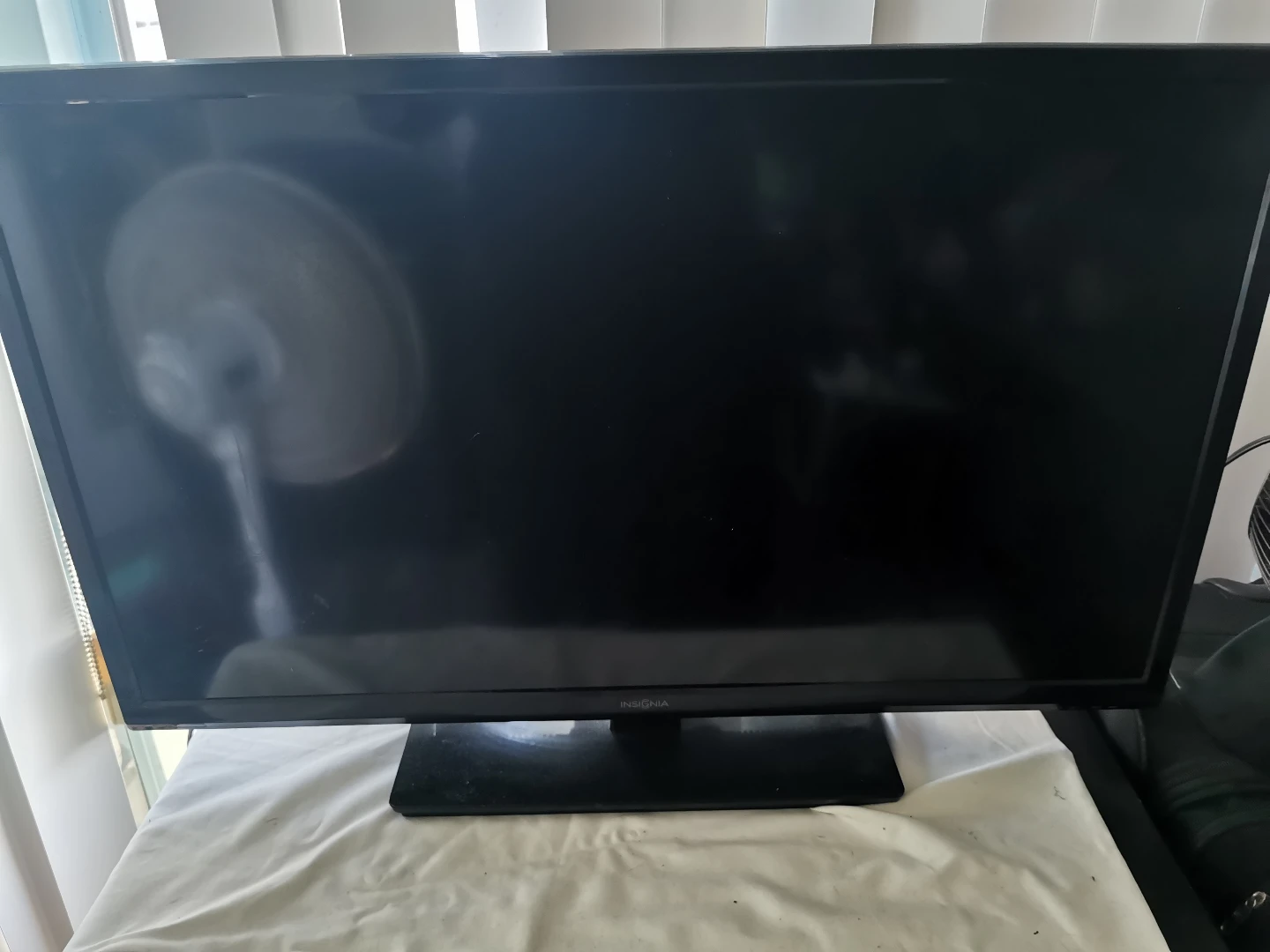 Insignia 32-inch LED TV with Remote