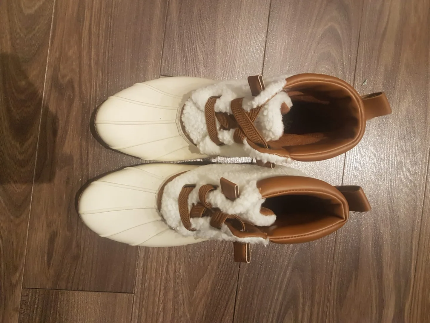 Skechers women sherpa snuggle boots image indicator(2)