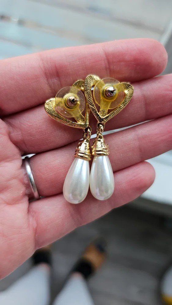 Elegant Pearl Necklace and Earring Set image indicator(2)