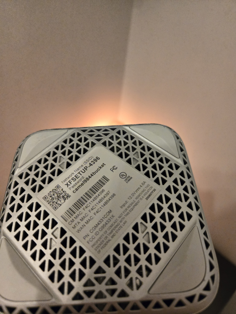 Comcast Xfinity XB7-T Gigabit modem/Wi-Fi router - photo 4